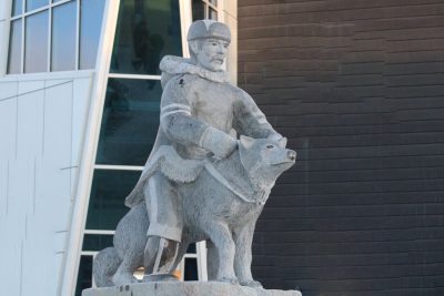 Le monument d'un gendarme spécial harnachant un qimmiit. Pijamini a déclaré que la motivation pour ce design était la fréquence à laquelle lui et son père attelaient leurs chiens de traîneau. (Photo de David Lochead)